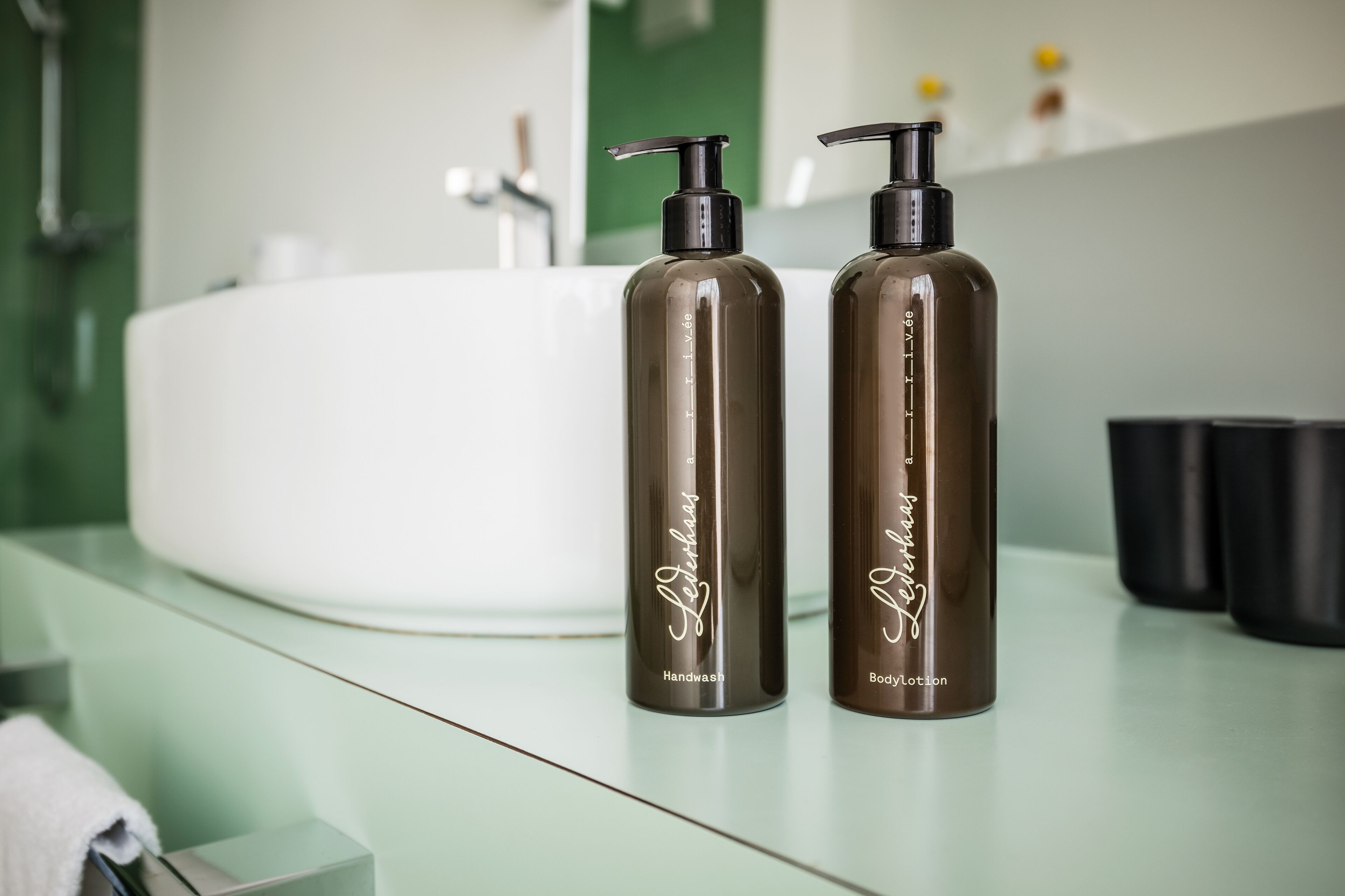 rainfall showerhead, free toiletries, hair dryer, towels