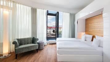 Habitación superior | Ropa de cama hipoalergénica y caja de seguridad en la habitación