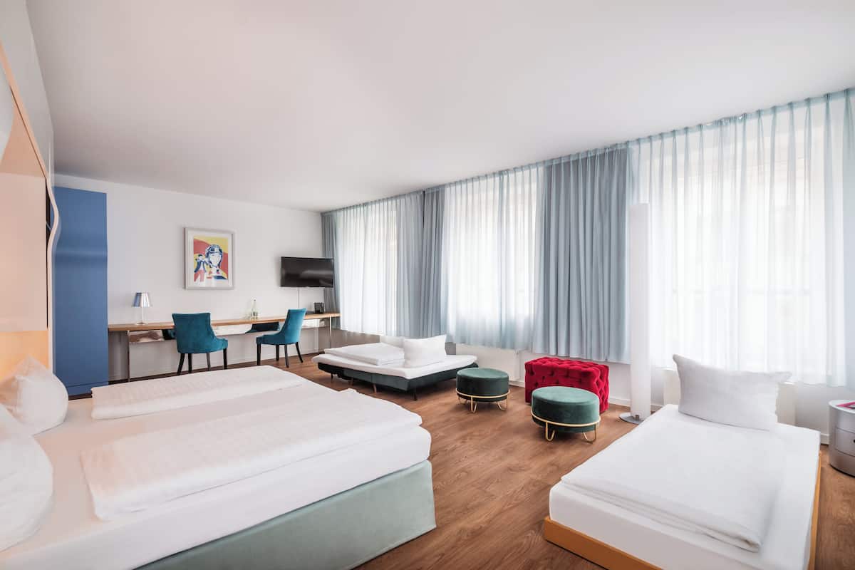 Camera familiare | Biancheria da letto ipoallergenica, una cassaforte in camera