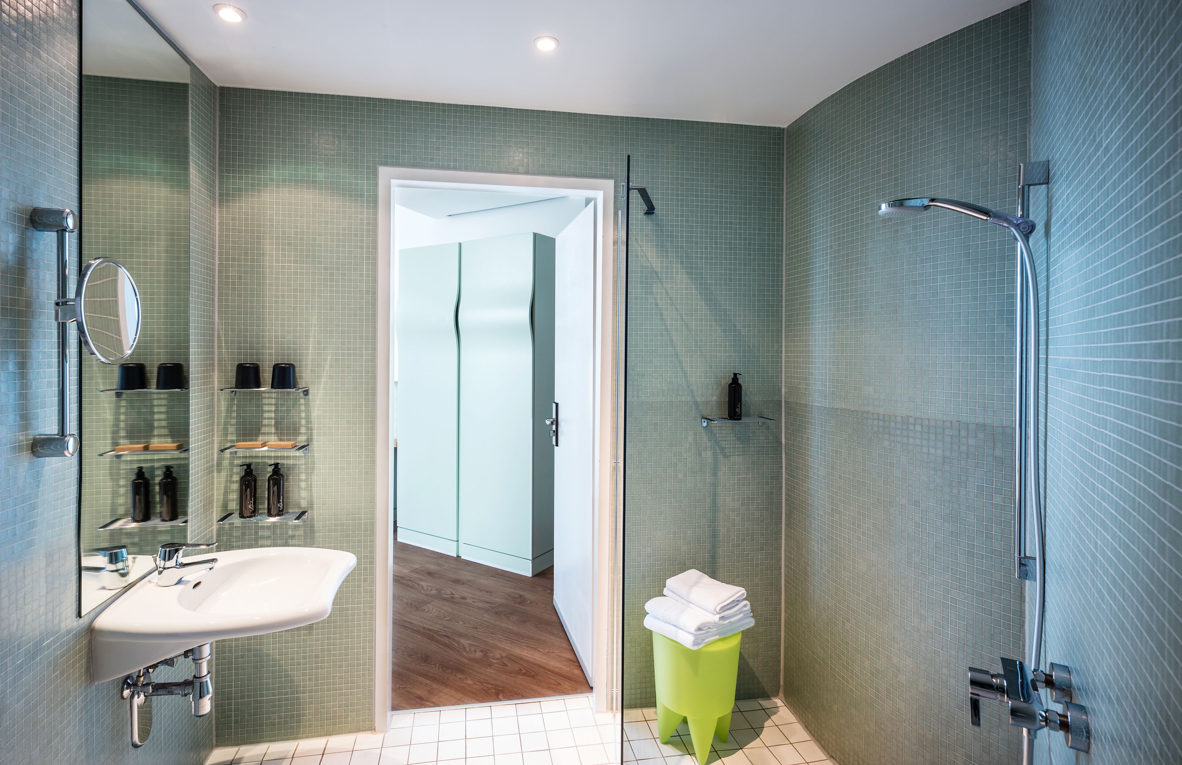 rainfall showerhead, free toiletries, hair dryer, towels