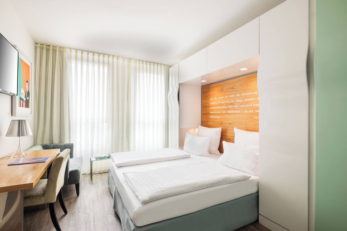 Comfort Room | Hypo-allergenic bedding, in-room safe, desk, laptop workspace