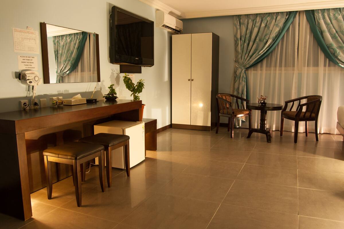 Royal Room | Living area | 46-inch plasma TV with cable channels, TV