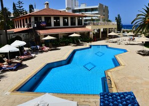 Outdoor pool, free cabanas, pool umbrellas - Panareti Paphos Resort (Geroskipou)