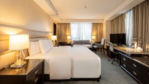 Executive Club Signature | Premium bedding, minibar, in-room safe, desk