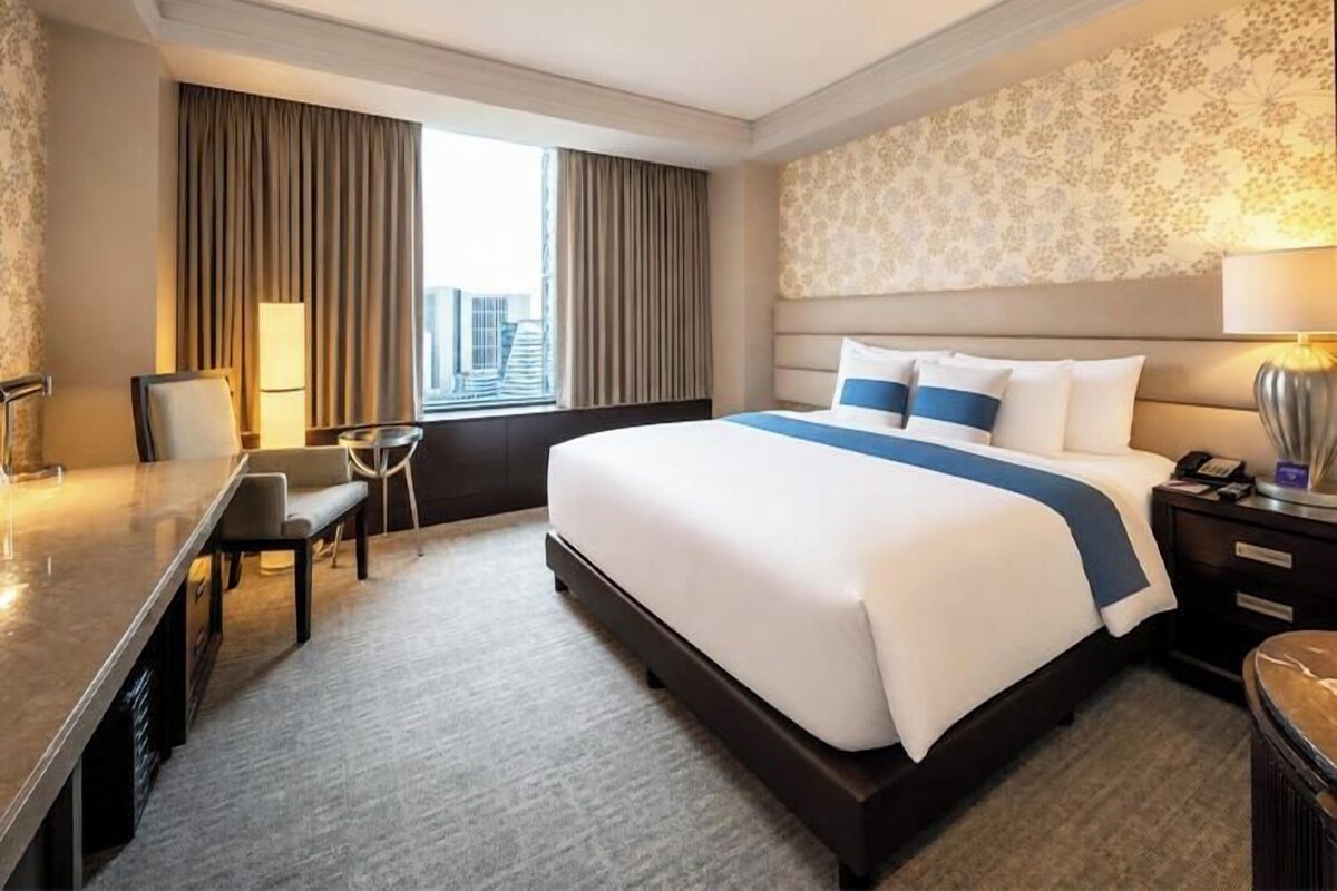 Premium bedding, minibar, in-room safe, desk