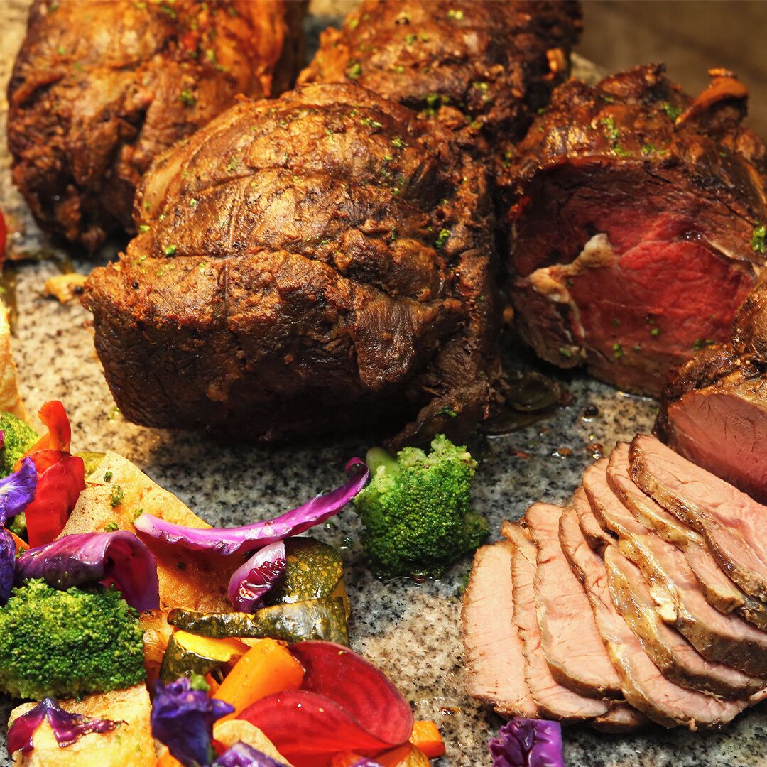 lunch and dinner served, international cuisine