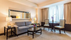 Suite, 1 habitación (Signature) | Área de sala de estar | Televisión de pantalla plana de 40 pulgadas con canales por cable 