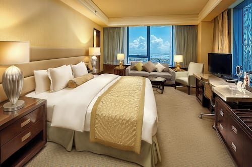 Premium bedding, minibar, in-room safe, desk
