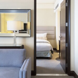 Peralatan tempat tidur premium, bar mini, peti besi dalam bilik, meja 