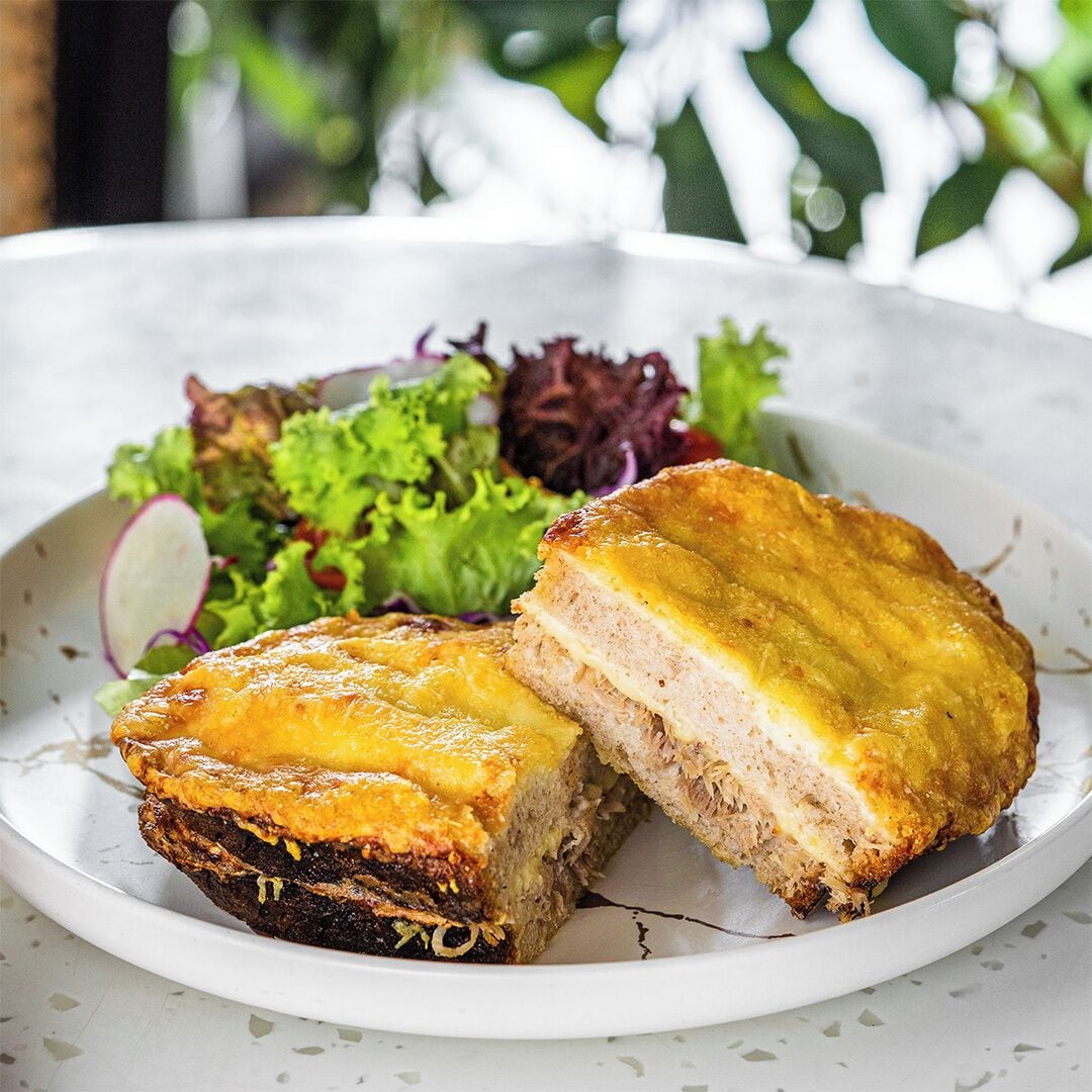 lunch and dinner served, international cuisine