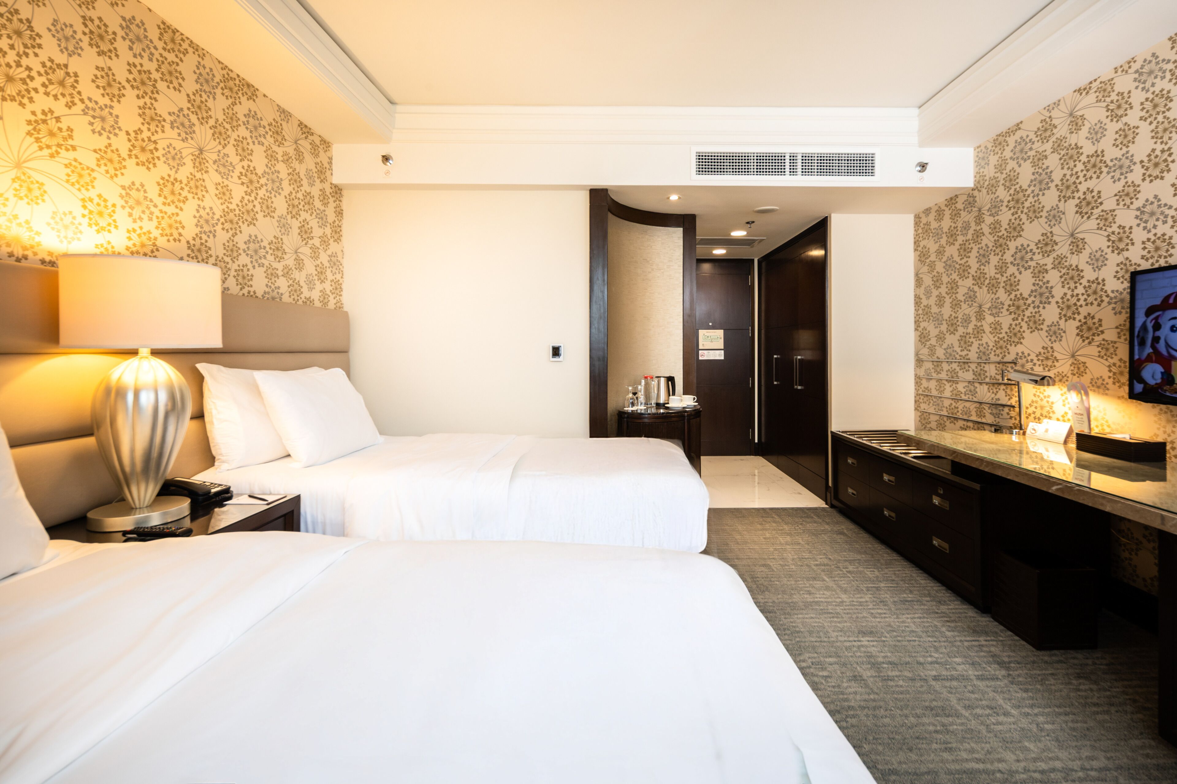 Rom – premier (Club Signature) | Sengetøy av topp kvalitet, minibar, safe på rommet og skrivebord