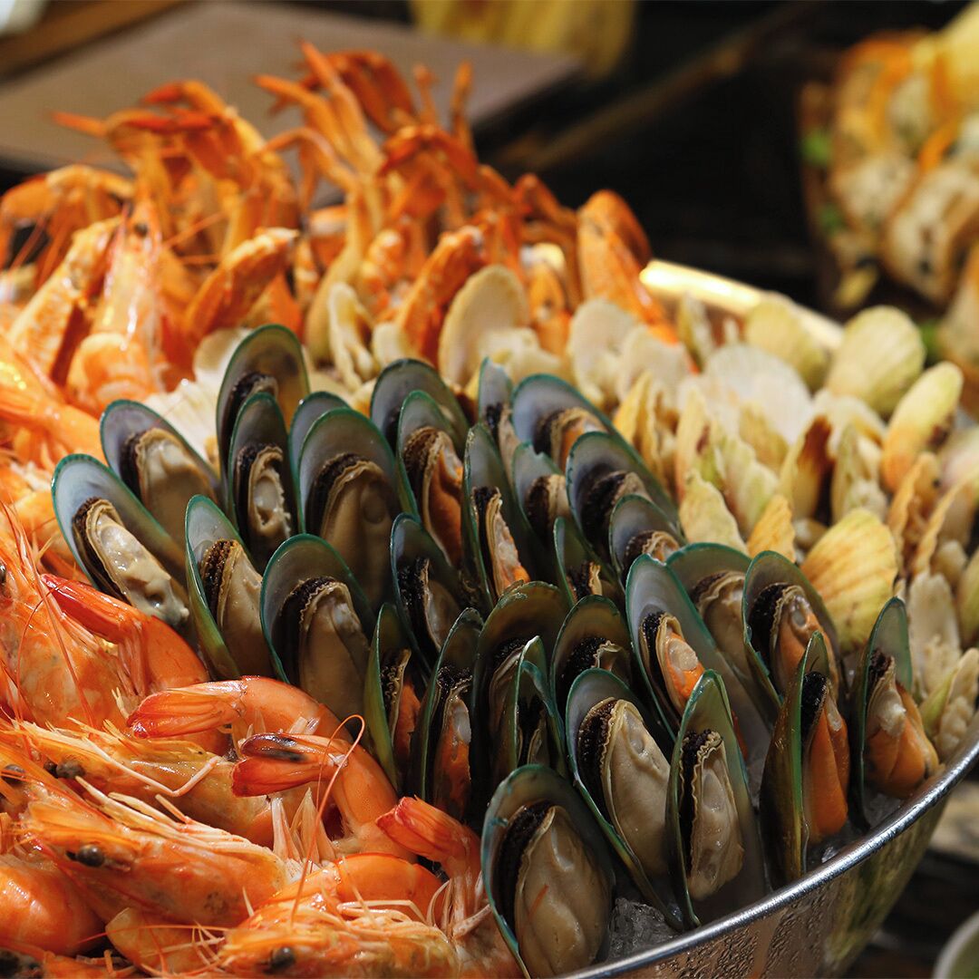 Un plat de marisc amb gambes, musclos i cloïses.