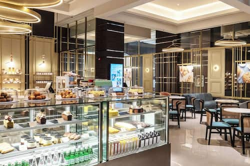 ランチ、ディナーに営業 (多国籍料理)