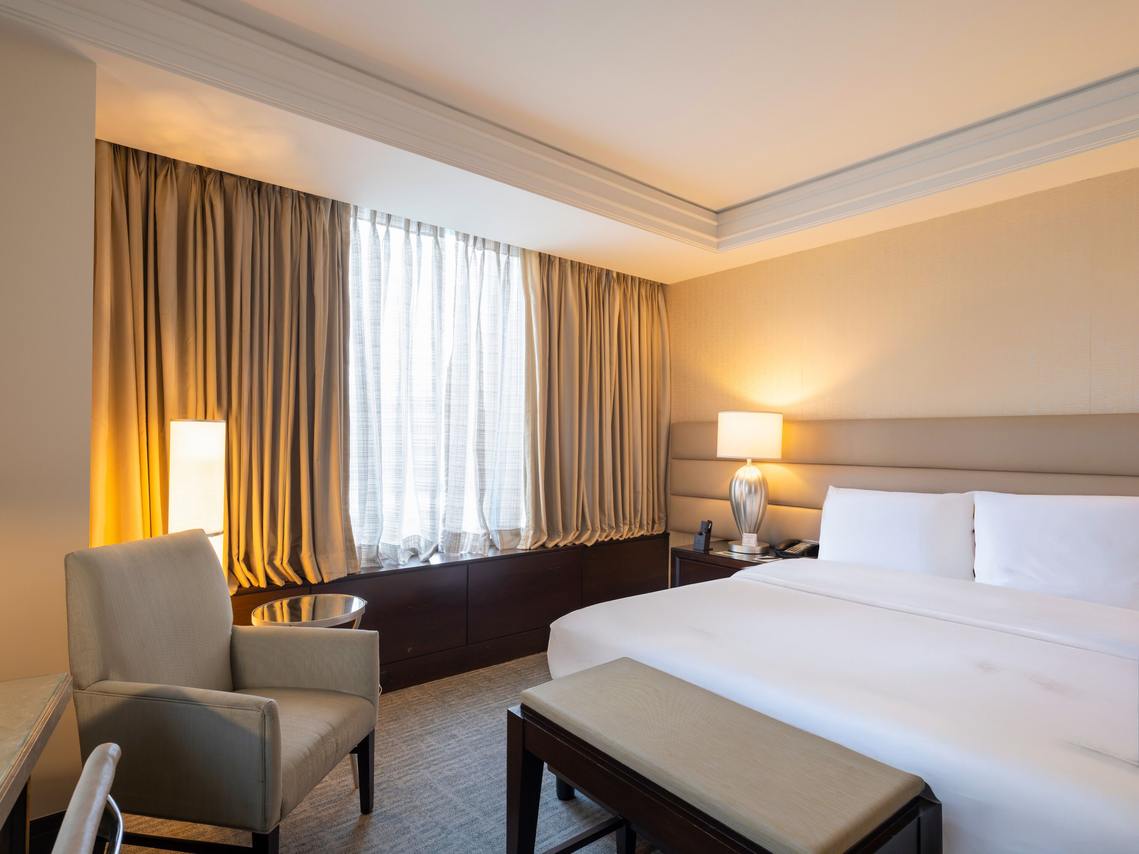 Rom – premier (Signature) | Sengetøy av topp kvalitet, minibar, safe på rommet og skrivebord