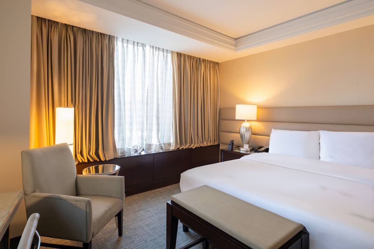 Rom – premier (Signature) | Sengetøy av topp kvalitet, minibar, safe på rommet og skrivebord