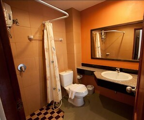 Shower, hair dryer, towels - Lanna House (Chiang Mai)