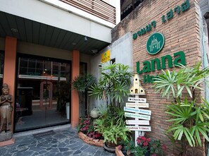 Vista frontal de la propiedad