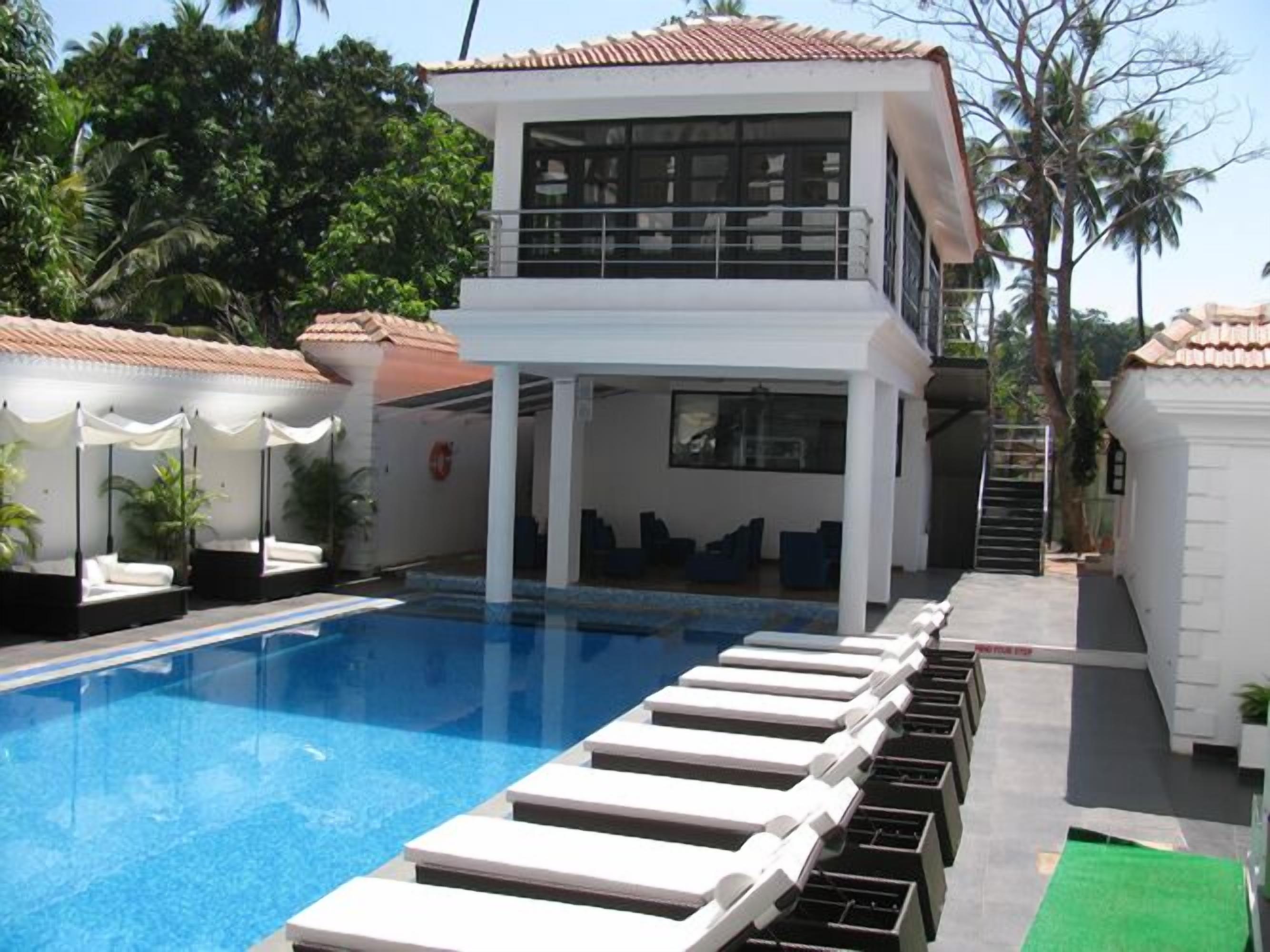 Una piscina al aire libre