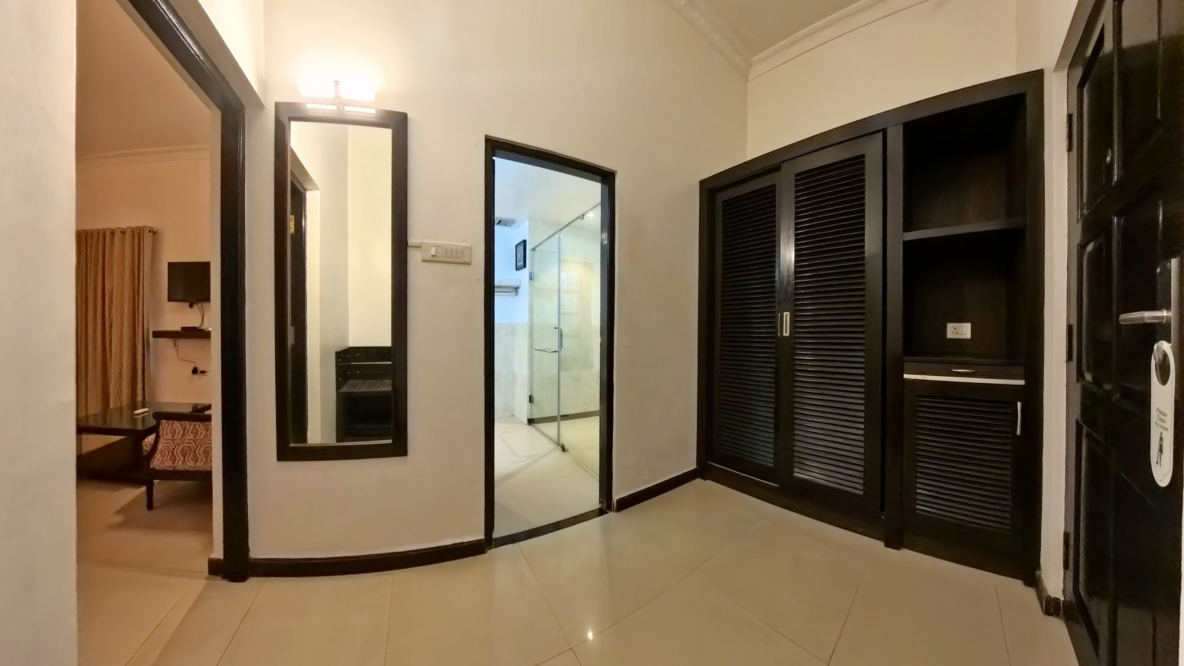 套房 | 客房内保险箱、办公桌、遮光窗帘、隔音