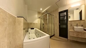 Deluxe-Zimmer, 1 Schlafzimmer | Badezimmer | Badewanne und Dusche (separat), Regendusche, kostenlose Toilettenartikel