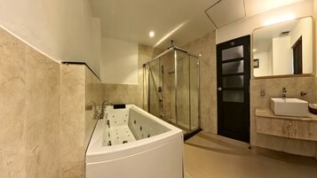 Bañera y ducha independientes, cabezal de ducha tipo lluvia