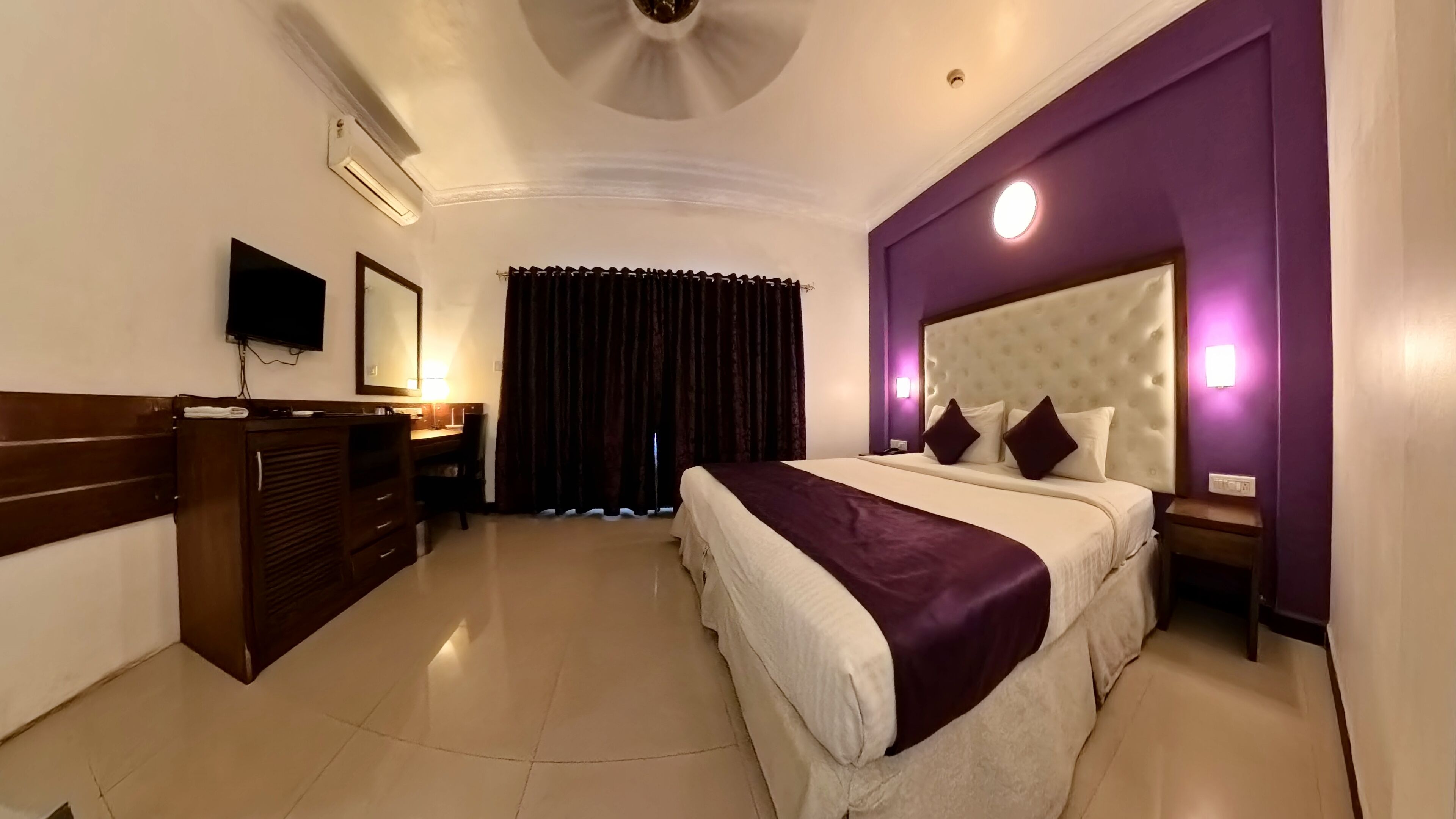 Caja de seguridad en la habitación, escritorio y cortinas blackout 