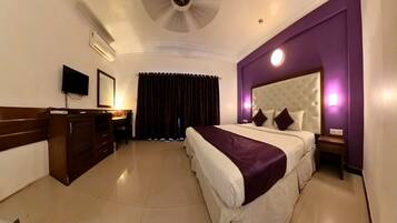 Caja de seguridad en la habitación, escritorio y cortinas blackout