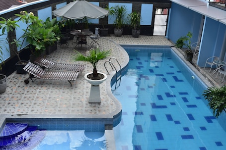 Una piscina al aire libre
