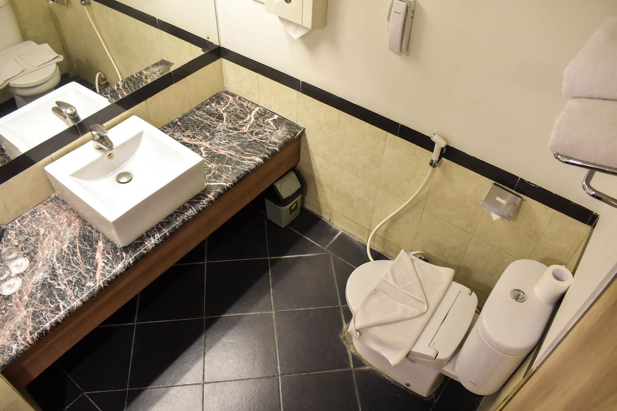Business-Zimmer | Badezimmer | Dusche, kostenlose Toilettenartikel, Hausschuhe, Bidet