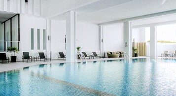 Una piscina cubierta
