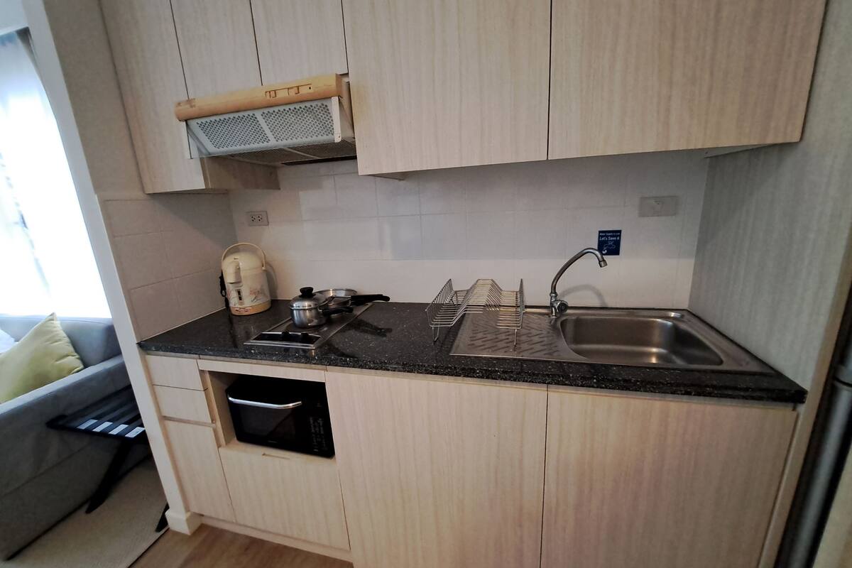 full-sized fridge, microwave, cookware/dishes/utensils