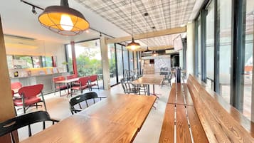 Se sirven comidas, cenas y cocina italiana con mesas al aire libre