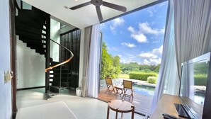 Ein modernes Zimmer mit Wendeltreppe, Pool und Blick auf Grünflächen.
