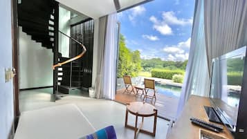 Loft Suite | Zona de estar | Televisión LED de 42 pulgadas con canales digitales, una televisión