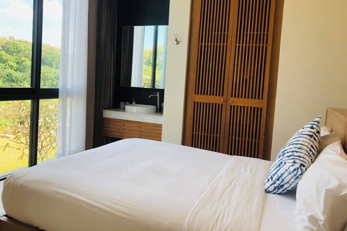 Quarto superior | Cofres nos quartos, cortinas blackout, quartos à prova de som