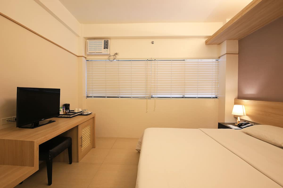 Standard Room - 1 Queen Bed | In-room safe, desk, iron/ironing board, free WiFi