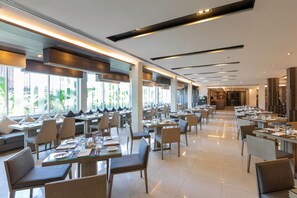 2 restaurants, breakfast, lunch, dinner served; Chinese cuisine 