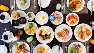 Um buffet de café da manhã com diversos pratos e bebidas.