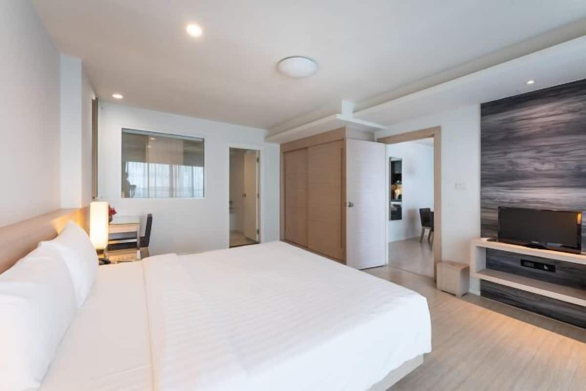 In-room safe, desk, soundproofing, free WiFi
