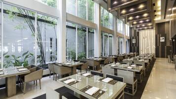 2 restaurants; breakfast, lunch, dinner and brunch served
