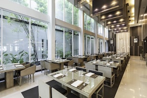 2 restaurants; breakfast, lunch, dinner, and brunch served - Classic Kameo Hotel & Serviced Apartments, Ayutthaya (Ayutthaya)