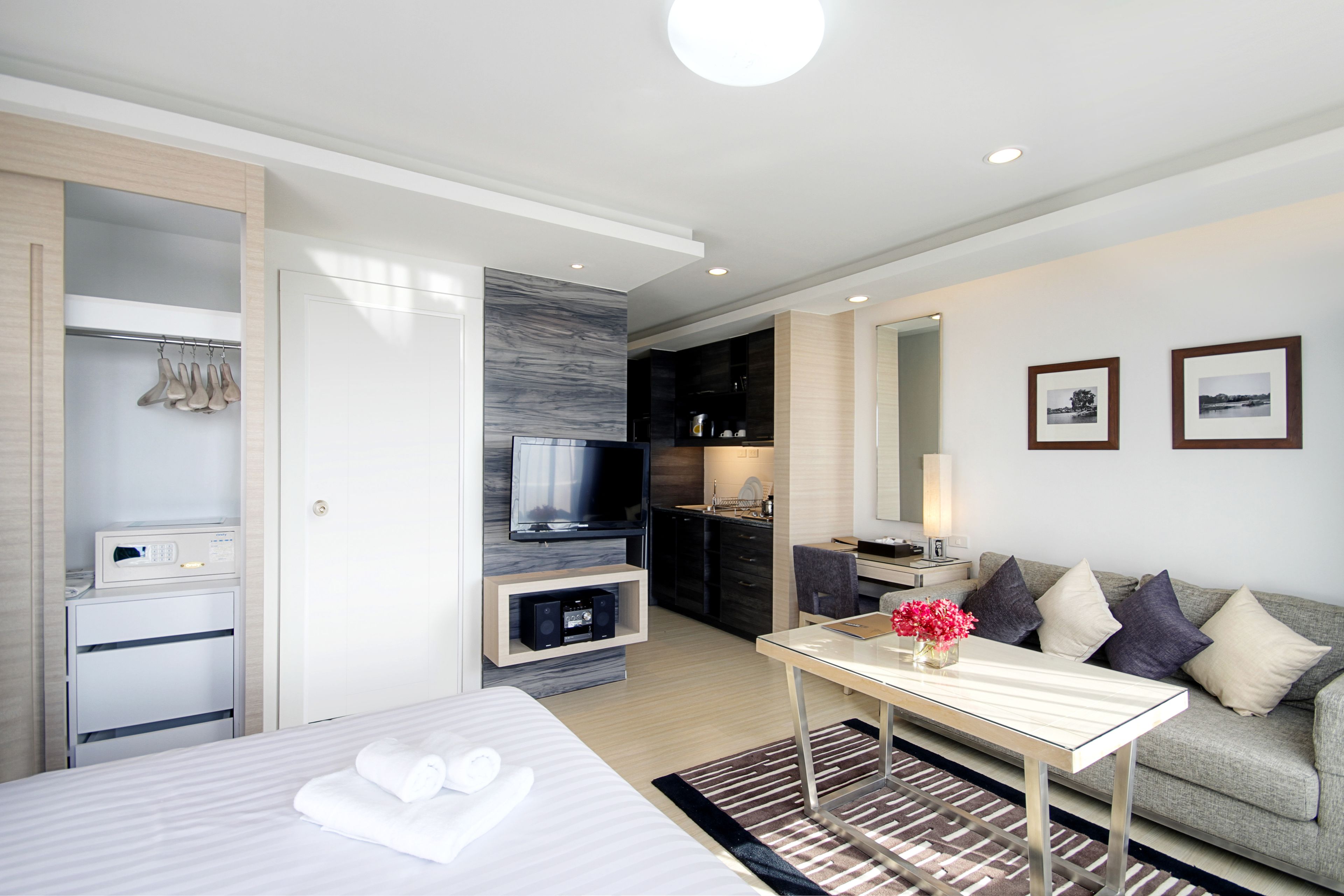 deluxe room | living area | 32-inch lcd tv with satellite channels, tv, dvd player