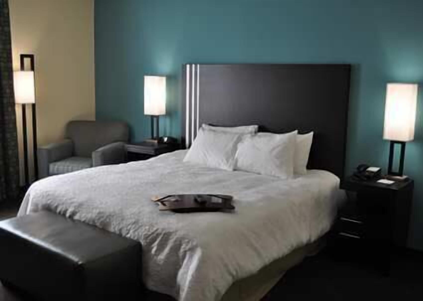 Värdeförvaringsskåp på rummet, skrivbord och strykjärn/strykbräda