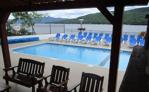 Piscina externa sazonal, espreguiçadeiras