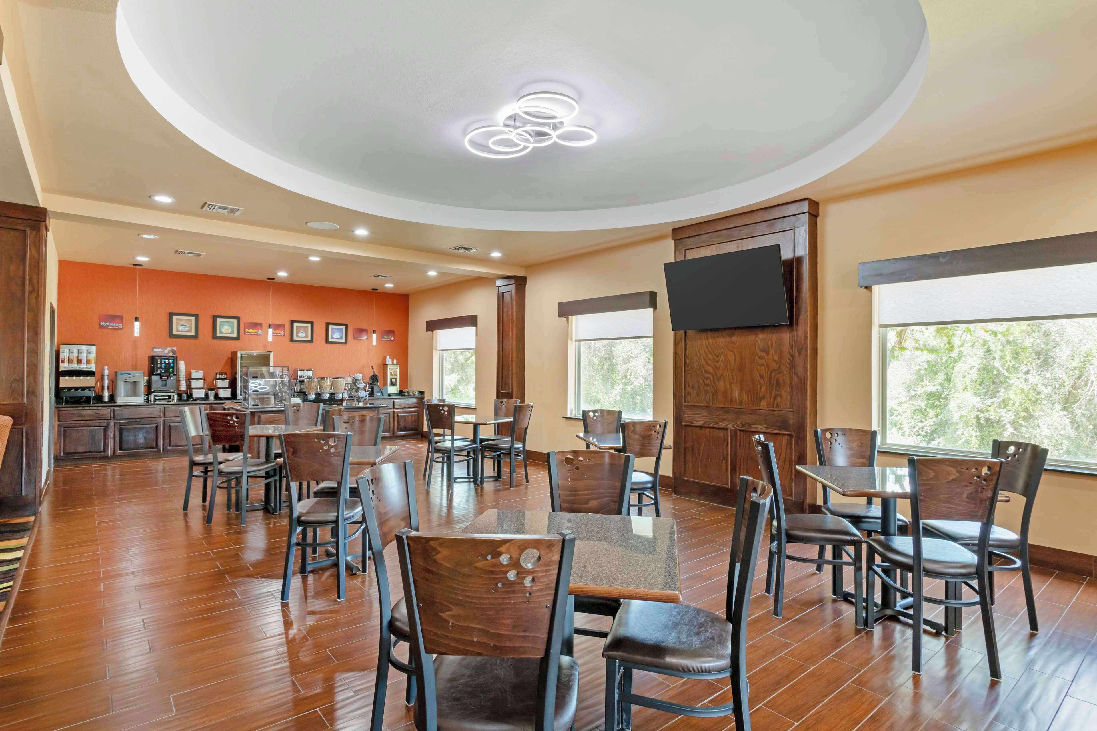 free daily full breakfast