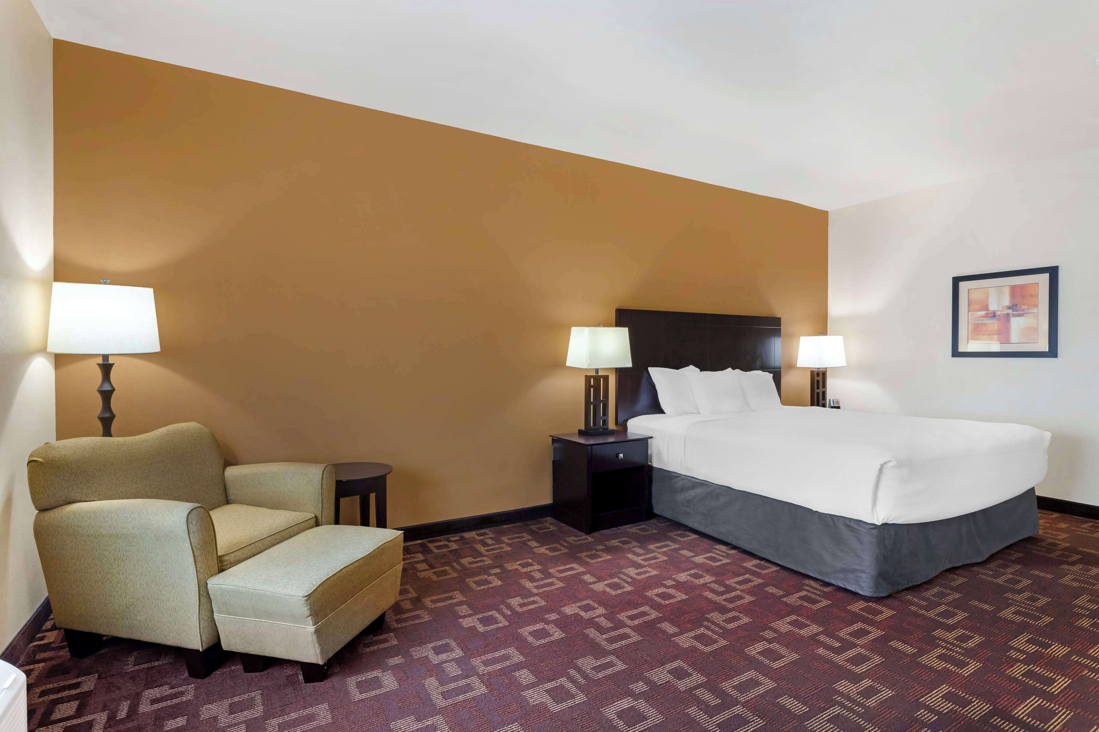 Standard Room, 1 King Bed, Non Smoking, Refrigerator & Microwave | In-room safe, desk, iron/ironing board, WiFi (free)