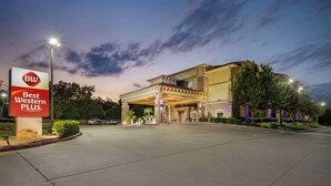 Un hôtel Best Western Plus doté d’un espace extérieur couvert, d’un parking et d’un jardin aménagé.