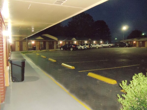 Fassade der Unterkunft – Abend/Nacht