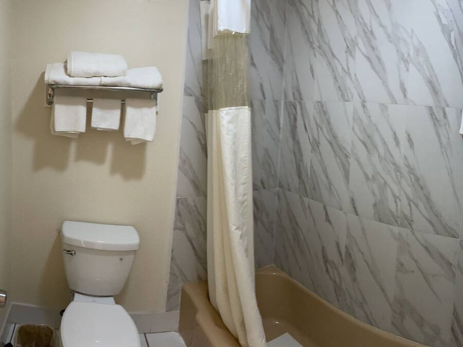 Chuveiro, produtos de toalete grátis, secador de cabelo