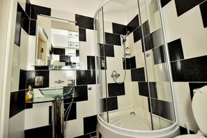 Standard Double or Twin Room | Bathroom | Shower, free toiletries - Mesogios Hotel (Chisinau)